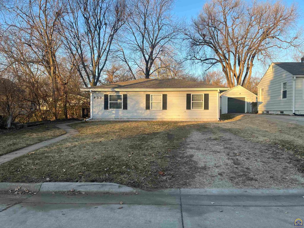 833 SW Parkview ST, Topeka, KS 66614