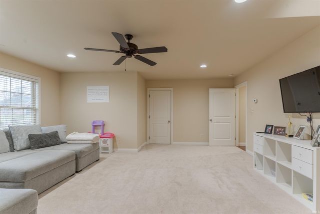 5600 Essex Drive, Newburgh, IN 47630