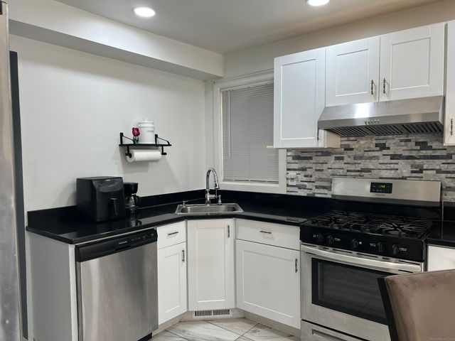 39 Moffitt Street 39, Bridgeport, CT 06606