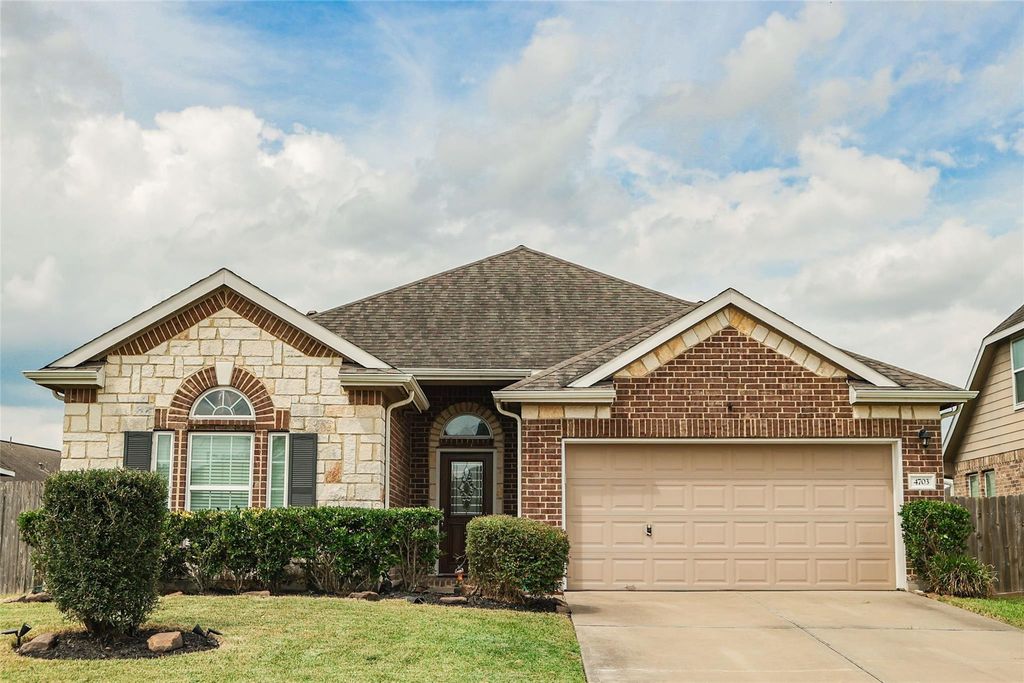 4703 N Bella Court, Alvin, TX 77511