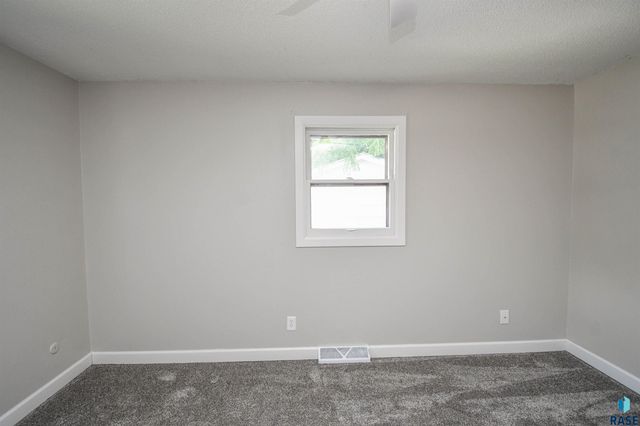 5801 W 51st St Street, Sioux Falls, SD 57106