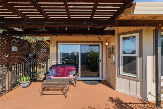 18717 Hummingbird Dr, Penn Valley, CA 95946