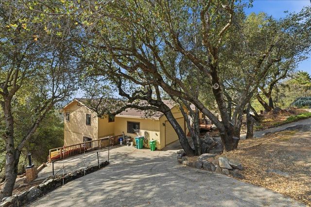 18717 Hummingbird Dr, Penn Valley, CA 95946
