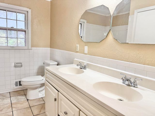 8128 E 74th Street, Kansas City, MO 64113