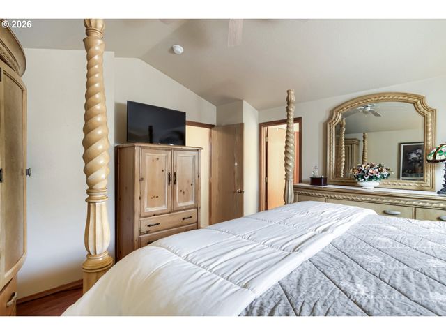 428 Se 10TH St, Troutdale, OR 97060