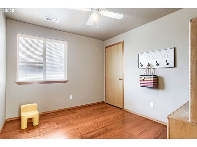 428 Se 10TH St, Troutdale, OR 97060