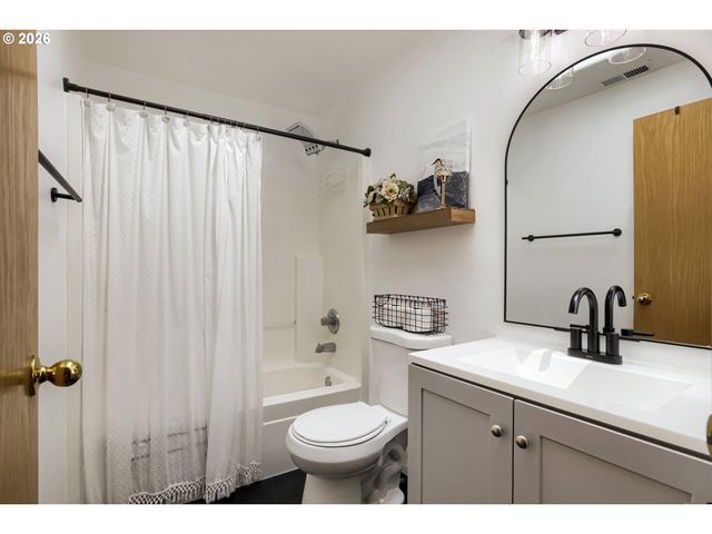 428 Se 10TH St, Troutdale, OR 97060