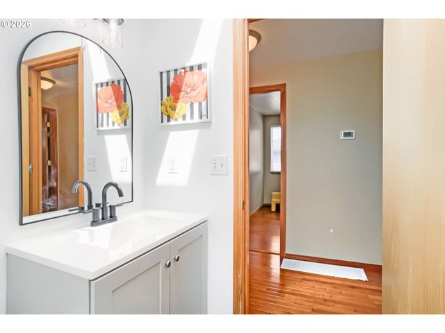 428 Se 10TH St, Troutdale, OR 97060