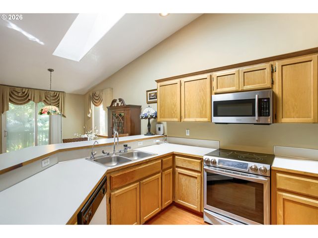 428 Se 10TH St, Troutdale, OR 97060