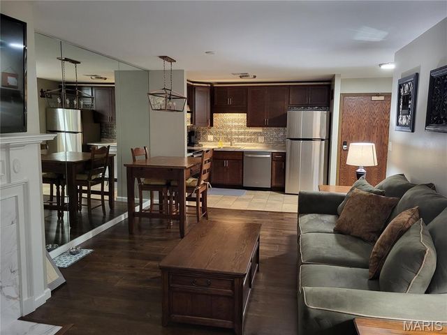 950 E Rue De La Banque 310, Creve Coeur, MO 63141
