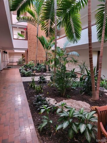 950 E Rue De La Banque 310, Creve Coeur, MO 63141