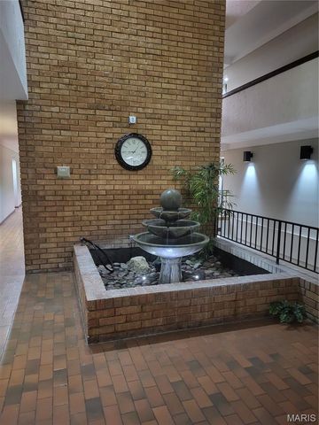 950 E Rue De La Banque 310, Creve Coeur, MO 63141
