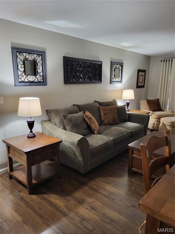950 E Rue De La Banque 310, Creve Coeur, MO 63141