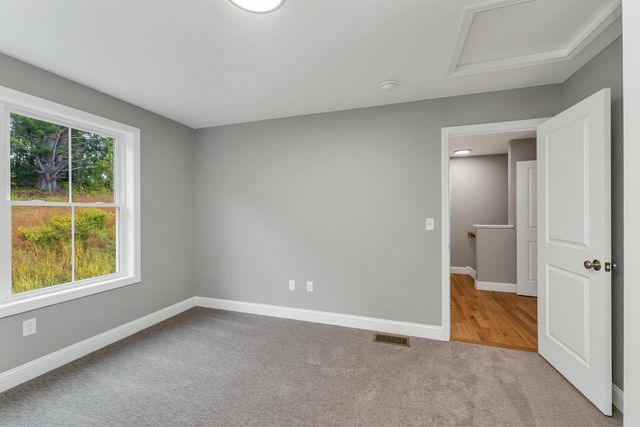 8 Shelburne Lane, Concord, NH 03301