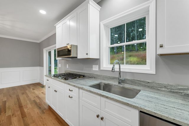 8 Shelburne Lane, Concord, NH 03301
