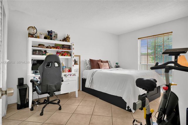 10786 N Kendall Dr D18, Miami, FL 33176