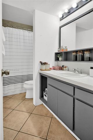 10786 N Kendall Dr D18, Miami, FL 33176