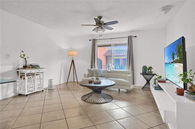 10786 N Kendall Dr D18, Miami, FL 33176
