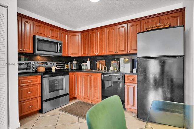 10786 N Kendall Dr D18, Miami, FL 33176