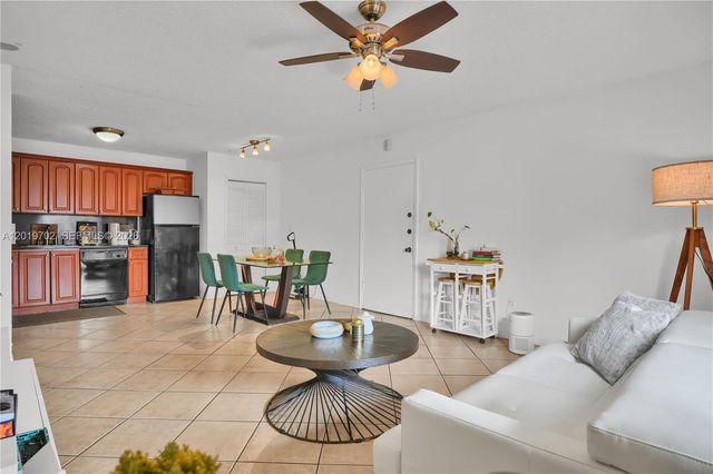 10786 N Kendall Dr D18, Miami, FL 33176