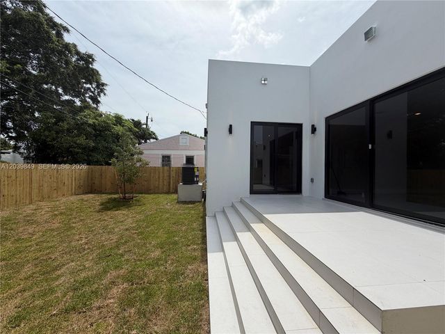 1860 NW 48th St, Miami, FL 33142