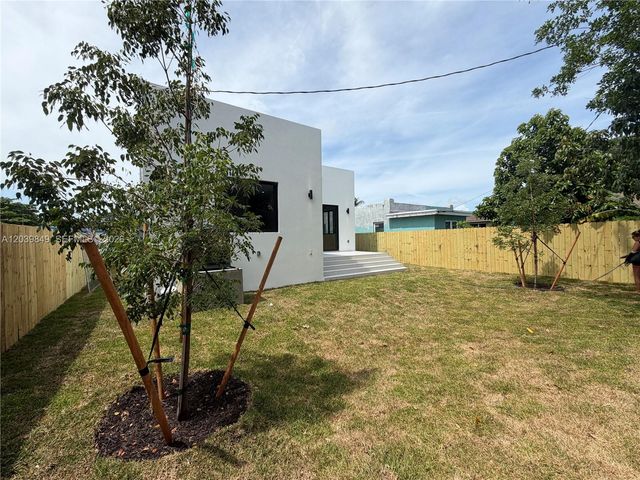 1860 NW 48th St, Miami, FL 33142