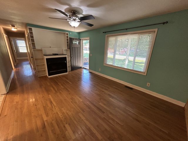 106 Shore Dr, Big Sandy, TN 38221