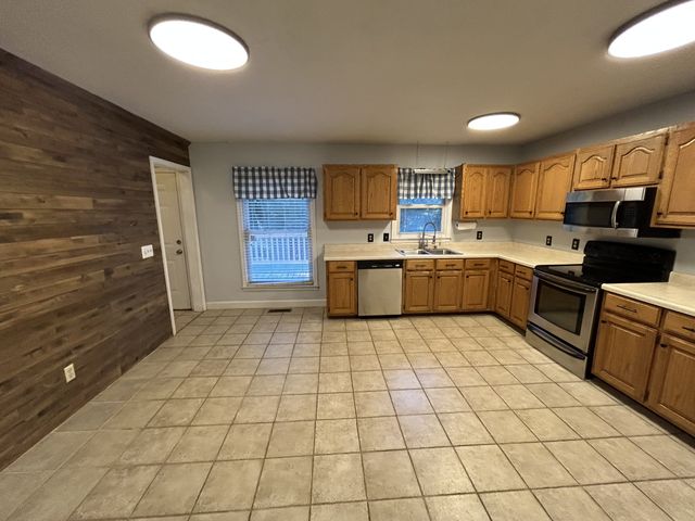 106 Shore Dr, Big Sandy, TN 38221