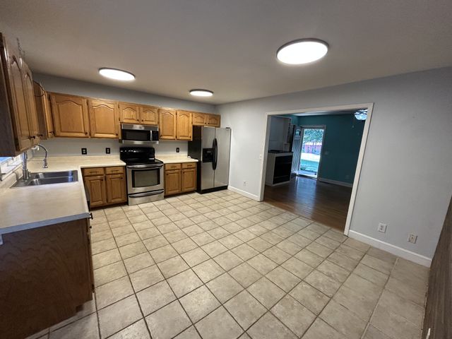 106 Shore Dr, Big Sandy, TN 38221
