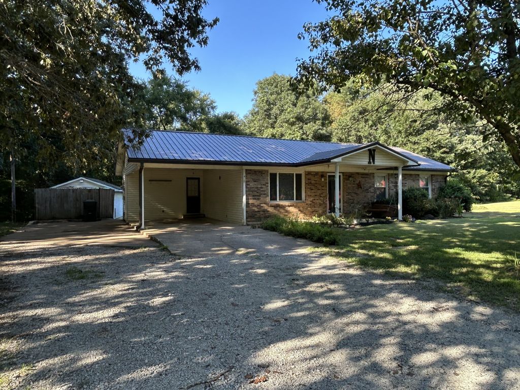 106 Shore Dr, Big Sandy, TN 38221