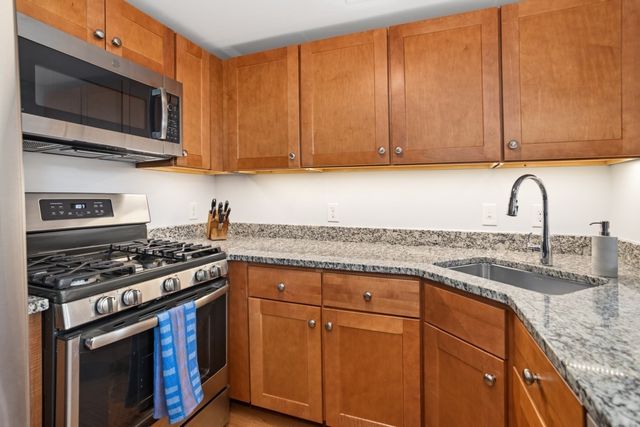 52 Sanborn Street 202, Reading, MA 01867
