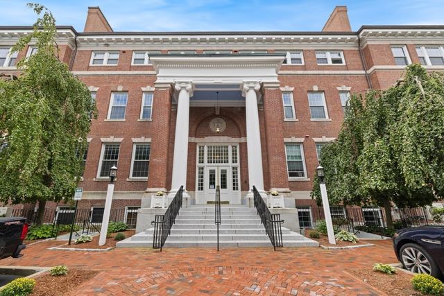 52 Sanborn Street 202, Reading, MA 01867