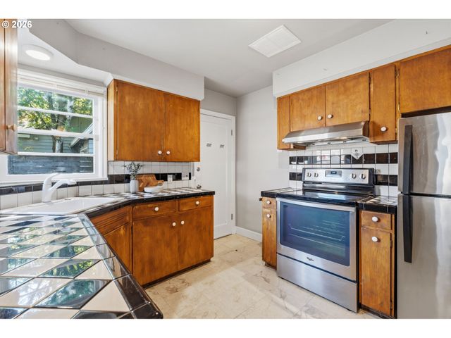 9218 Se WASHINGTON St, Portland, OR 97216