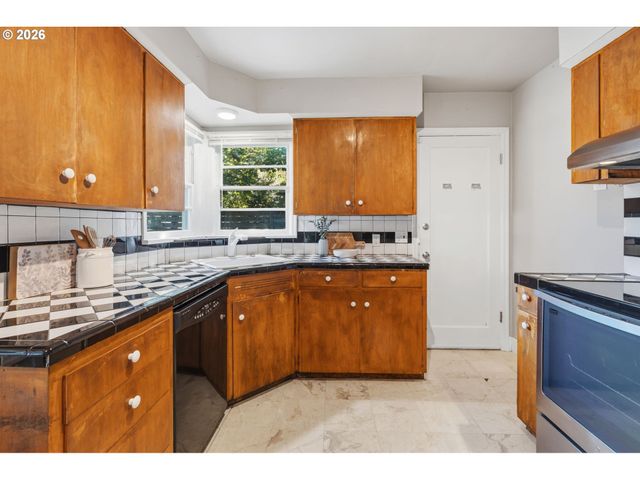 9218 Se WASHINGTON St, Portland, OR 97216