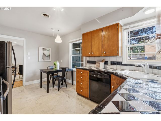 9218 Se WASHINGTON St, Portland, OR 97216