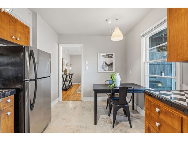 9218 Se WASHINGTON St, Portland, OR 97216