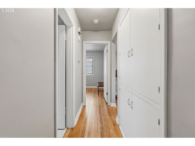 9218 Se WASHINGTON St, Portland, OR 97216