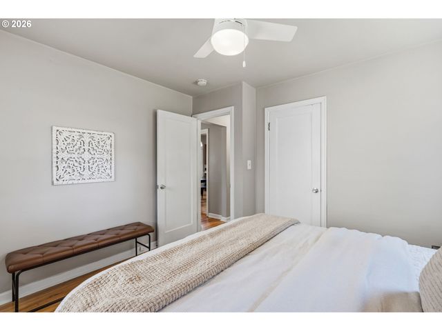 9218 Se WASHINGTON St, Portland, OR 97216