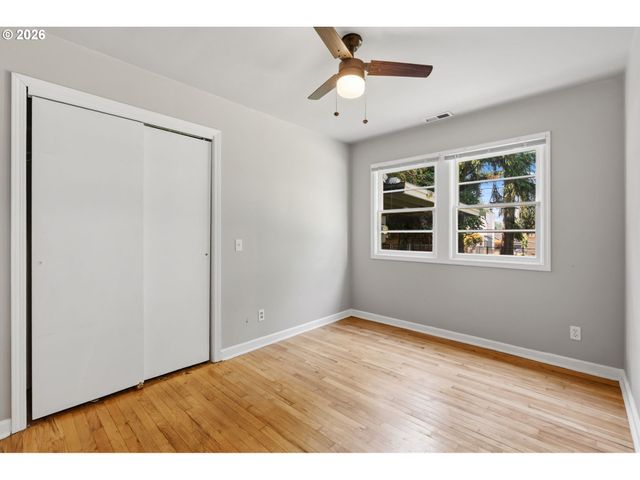 9218 Se WASHINGTON St, Portland, OR 97216
