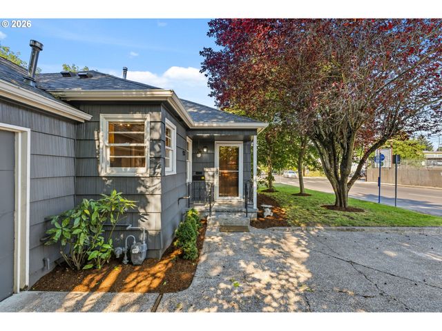 9218 Se WASHINGTON St, Portland, OR 97216