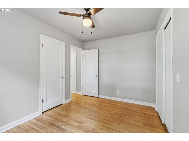 9218 Se WASHINGTON St, Portland, OR 97216