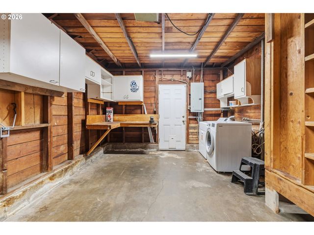 9218 Se WASHINGTON St, Portland, OR 97216