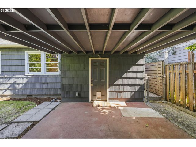 9218 Se WASHINGTON St, Portland, OR 97216