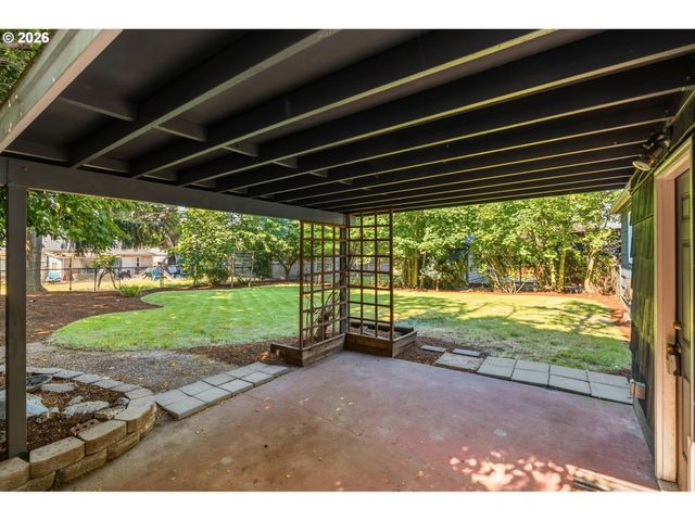 9218 Se WASHINGTON St, Portland, OR 97216