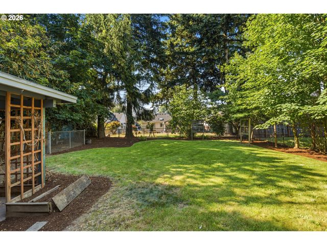 9218 Se WASHINGTON St, Portland, OR 97216