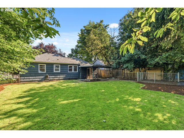 9218 Se WASHINGTON St, Portland, OR 97216