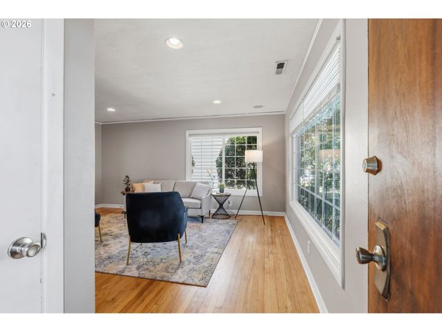 9218 Se WASHINGTON St, Portland, OR 97216