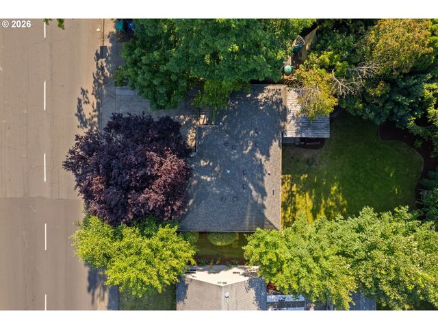 9218 Se WASHINGTON St, Portland, OR 97216