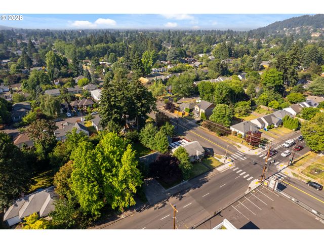9218 Se WASHINGTON St, Portland, OR 97216