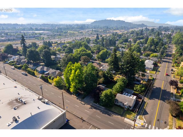 9218 Se WASHINGTON St, Portland, OR 97216